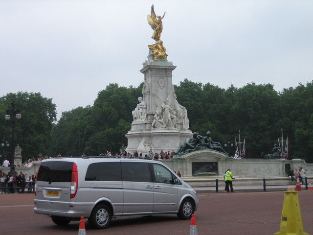 Monument in front of Buckingham Palace